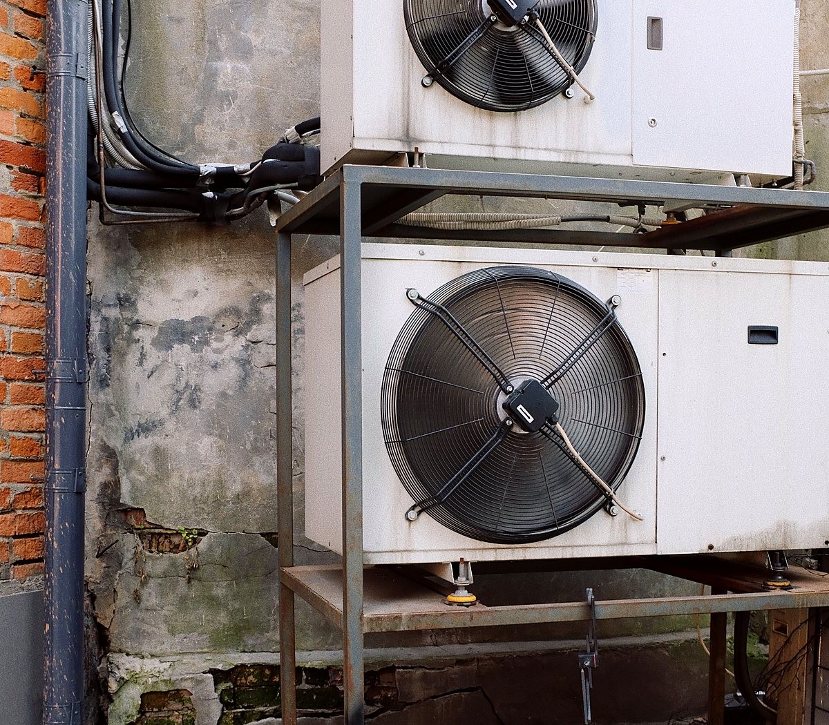 Duas unidades condensadoras de refrigeração sobre uma estrutura metálica